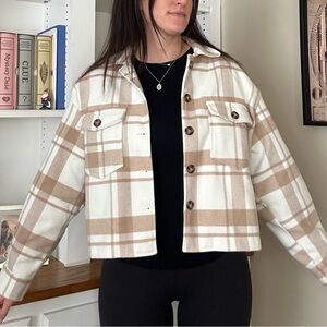 Love Tree women’s cropped shacket
Size: medium
Color: white and tan